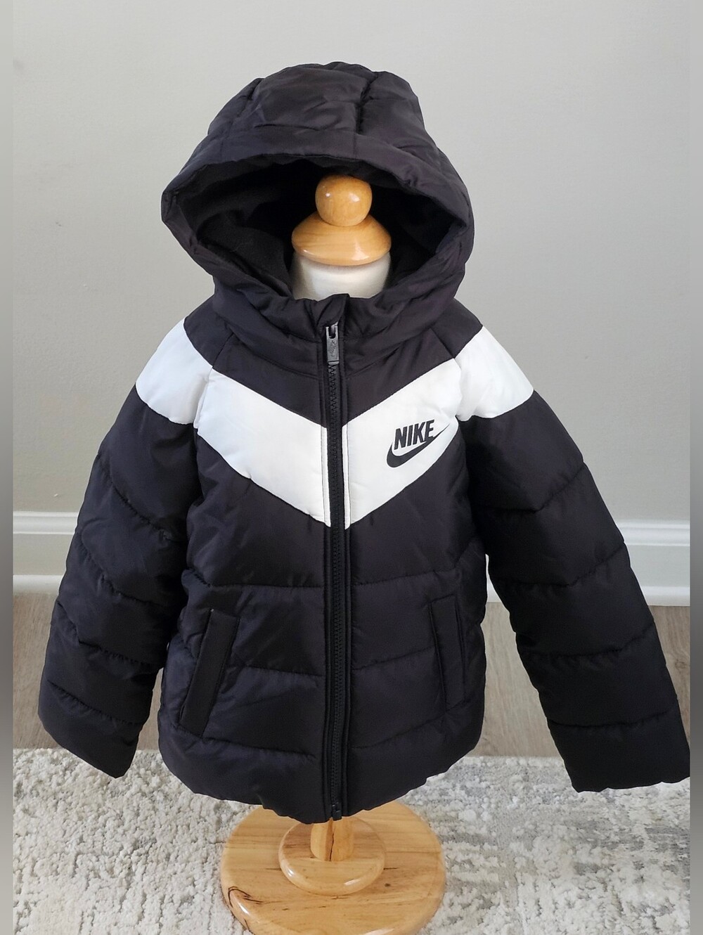 Nike Kids Black White Chevron Hooded Puffer Jacket Size 4 XS
